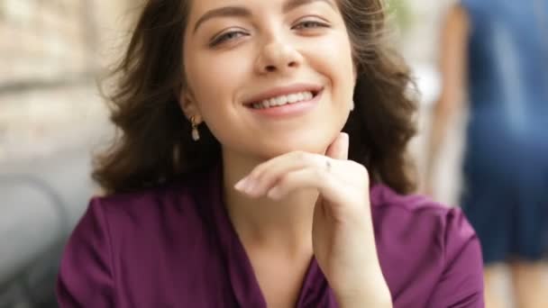 Retrato Adorável Mulher Sorridente Feliz Sorrindo Amor Cabelo Comprido Imagens — Vídeo de Stock