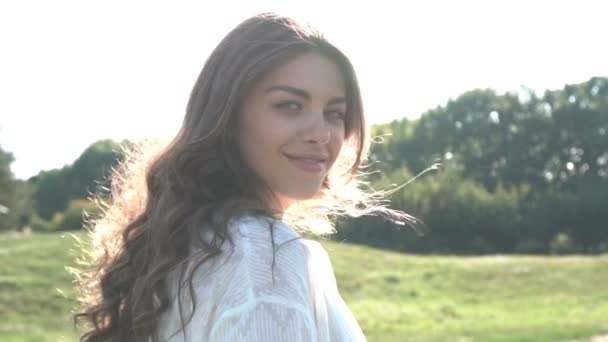 Feliz Mujer Sonriente Imágenes Video Ropa Blanca Estilo Boho — Vídeos de Stock