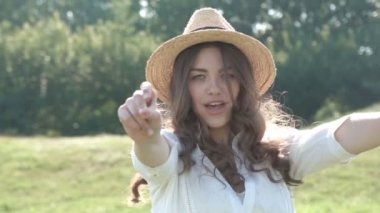 Sahada dans eden mutlu kadın. saman yaz şapka. Mutlu yaz anları. Rahat eko tarzı kadın. Video görüntüleri