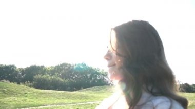 Mutlu gülümseyen kadın. Yavaş çekim Video görüntüleri. Boho tarzı beyaz giysiler. Yaz saati eğlence sevinci