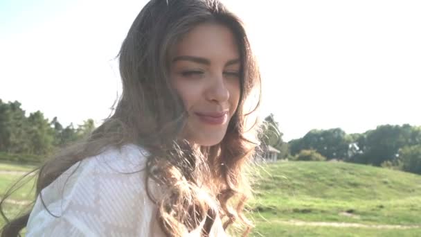 Heureuse Femme Souriante Slow Motion Vidéo Vêtements Blancs Style Boho — Video