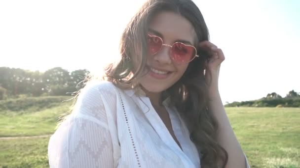 Lunettes Soleil Roses Heure Été Dehors Heureux Portrait Femme Détendue — Video