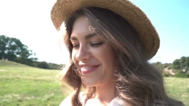 Gelukkig Glimlachende Zomer Momenten Vrouw Stro Hoed Slow Motion Videobeelden — Stockvideo