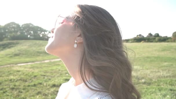 Mujer Atractiva Sonriendo Con Gafas Rosas Humor Romántico Fondo Naturaleza — Vídeos de Stock