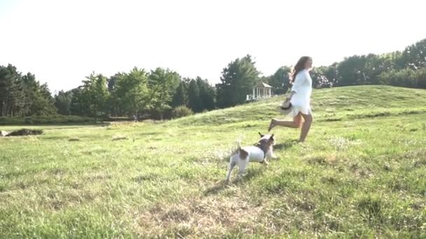 Diversión Con Mascotas Chica Corriendo Naturaleza Con Pequeño Perro Lindo — Vídeos de Stock