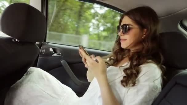 Piękna Kobieta Okulary Przeciwsłoneczne Długie Włosy Siedząc Tylnym Siedzeniu Samochodzie — Wideo stockowe