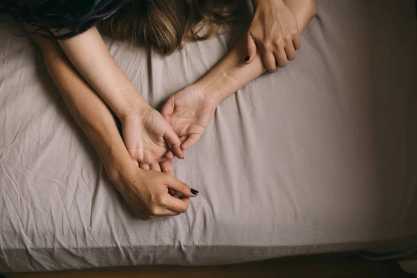A pár keze az ágyban szexel. szenvedély és szeretet. — Stock Fotó