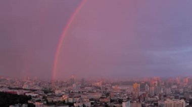 Kyiv 'de (Kiev) güzel bir bahar günbatımı gökkuşağı ve muhteşem pembe gökyüzü ile Ukrayna' da. Yukarıdan panoramik insansız hava aracı görüntüleri. Doğu Avrupa başkenti. Romantik şehir manzarası. Yağmurdan önce,  