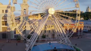 Ukrayna 'da Kyiv' de (Kiev) güzel bir yaz akşamı günbatımı günbatımından yukarıdan gelen panoramik hava aracı görüntüsü. Podil bölgesi Posta Meydanı Dönme dolabı ve Sahaidachnoho Caddesi. Avrupa 'nın başkenti