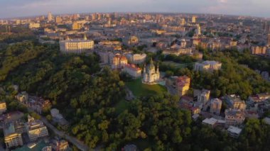 Doğu Avrupa 'nın Ukrayna' nın başkenti Kyiv 'deki Andriyivsky Descent ve St. Andrew Kilisesi (Kiev). Tarihi tepelerde güzel gün batımı ışığı. Yukarıdan en iyi hava aracı panoramik görüntüsü. 