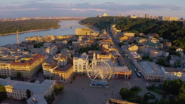 乌克兰基辅 美丽的夏夜夕阳西下 高空无人驾驶飞机俯瞰全景 Podil Area Postal Square Ferris Wheel Sahaidachnoho — 图库视频影像