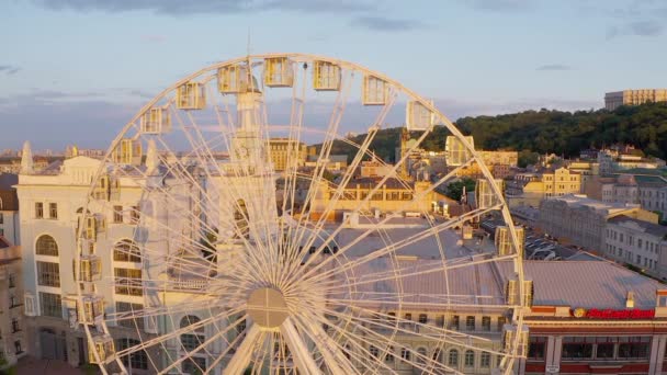 乌克兰基辅 美丽的夏夜夕阳西下 高空无人驾驶飞机俯瞰全景 Podil Area Postal Square Ferris Wheel Sahaidachnoho — 图库视频影像