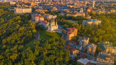Andriyivskyy Descent ve St. Andrew 's Churchin Kyiv (Kiev) Doğu Avrupa' nın başkenti. Tarihi tepelerde güzel gün batımı ışığı. Yukarıdan en iyi hava aracı panoramik görüntüsü. 