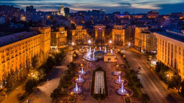 Kyiv (Kiev) Ukrayna Meydanı 'nda (Independence Square) akşam aydınlatma fıskiyeleri ve mimarisinde inanılmaz güzel bir yaz akşamıdır. Turist eğlencesi devrim yerini ziyaret etmeli.  