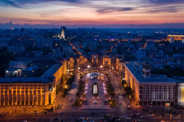 キエフ キエフ ウクライナMaidan Nezalezhnosti 独立広場 夜の照明噴水と建築 観光名所は革命の地を訪れなければなりません 上から見た空中ドローン写真 — ストック写真