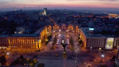 17.06.2020 Kyiv (Kiev) Ukrayna Meydanı (Independence Square). Yukarıdaki hava aracı video görüntüsü. Gece hayatı. Yaz güzel bir akşam. aydınlatma çeşmeleri ve mimari 