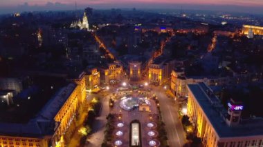 17.06.2020 Kyiv (Kiev) Ukrayna Meydanı (Independence Square). Hava aracı video görüntüleri. Akşam aydınlatması çeşmeler ve mimari. 