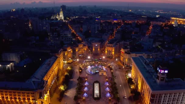 2020年6月17日基辅 乌克兰Maidan Nezalezhnosti 独立广场 空中无人机视频镜头 夜晚的照明喷泉和建筑 旅游景点必须前往参观 — 图库视频影像