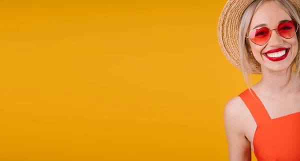 Активная Улыбающаяся Блондинка Желтом Фоне Модные Розовые Солнечные Очки Форме — стоковое фото