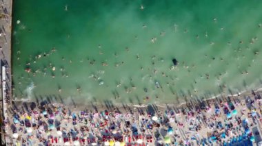 Aşırı kalabalık Odessa Ukrayna plajı yaz mevsimi turizm sezonu. Olağandışı bir perspektiften orijinal hava aracı sanatsal kompozisyonu. Video görüntüleri. Ailemle güneşleniyorum.