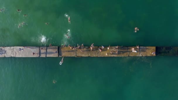 Zsúfolt Városi Strand Emberek Úszkálnak Vízben Top View Légi Koncepció — Stock videók