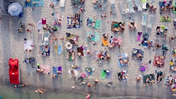 过度拥挤的海滩度假顶视图 在海滩上享受夏天的欢乐 从以上不寻常的角度出发 创作出原创的无人机艺术创作作品 Odessa Ukraine Black Sea Resort Video — 图库视频影像