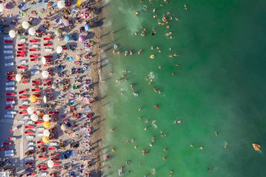 Yaz tatili manzarası. Plaj yaz havasında eğleniyorum. Olağandışı bir perspektiften orijinal hava aracı sanatsal kompozisyonu. Odessa Ukrayna Karadeniz tatil köyü. popüler şehir noktası