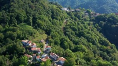 İtalya 'nın kuzeydoğusundaki Friuli-Venezia Giulia bölgesinde, Udine ilinin Topol belediyesine ait hava görüntüleri. Alps dağlarında küçük bir kasaba. Güzel doğa yeri 