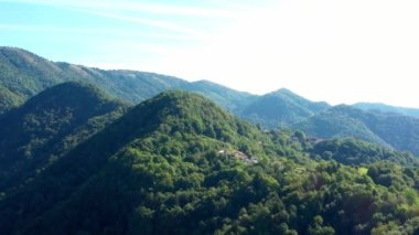 Topolo belediyesi, Udine bölgesi Friuli-Venezia Giulia 'nın kuzeydoğusundaki Grimacco eyaletine bağlı. Alps dağlarında küçük bir kasaba. Yukarıdan güzel doğa manzaralı havadan video görüntüleri