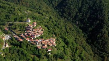 Dağlardaki güzel küçük İtalyan köyü. İtalya 'nın kuzeydoğusundaki Friuli-Venezia Giulia bölgesinde bulunan Grimacco Topolo belediyesinin hava aracı görüntüleri. Küçük kasaba. 
