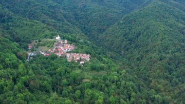 Topolo belediyesi, Udine bölgesi Friuli-Venezia Giulia 'nın kuzeydoğusundaki Grimacco eyaletine bağlı. Alps dağlarında küçük bir kasaba. Yukarıdan güzel doğa manzaralı havadan video görüntüleri