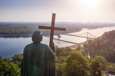 Kiev (Kiev) Ukrayna 'nın en güzel turistik yerleri. Central City 'deki Saint Vladimir Hill' in sağındaki Dnipro Nehri manzarası. St. Volodymyr anıtı. manzaralı manzara manzarası