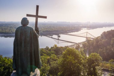 Kiev (Kiev) Ukrayna 'nın en güzel turistik yerleri. Central City 'deki Saint Vladimir Hill' in sağındaki Dnipro Nehri manzarası. St. Volodymyr anıtı. manzaralı manzara manzarası