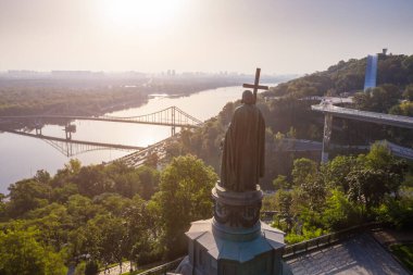 Ukrayna 'da yaz sabahı Kyiv' de. Kiev manzaralı Aziz Volodymyr anıtı Dnipro nehri Paredestrian ve Bisiklet Köprüsü 'ne. Haç sembolü Hıristiyanlık Ortodoks. Manzaralı manzaraya bakan