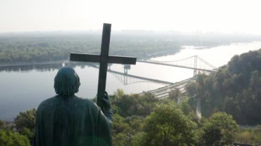 Ukrayna 'da yaz sabahı Kyiv' de. Kiev manzaralı Aziz Volodymyr anıtı Dnipro nehri Paredestrian ve Bisiklet Köprüsü 'ne. Haç sembolü Hıristiyanlık Ortodoks. Manzaralı manzaraya bakan