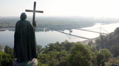 Kiev (Kiev) Ukrayna 'nın en güzel turistik yerleri. Aziz Vladimir Tepesi manzarası. Video görüntüleri. St. Volodymyr anıtı. manzaralı manzara manzarası