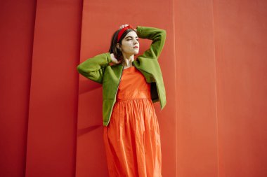 Sanatsal Kavramsal. Şık elbiseli şık, şık genç kız yeşil ve kırmızı karışımı. Dudağının üstünde bir ben var. Güzel kırmızı ve yeşil parlak doymuş neşeli renk karışımı