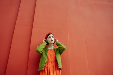 Şık elbiseli şık, şık genç kız yeşil ve kırmızı karışımı. Dudağının üstünde bir ben var. Güzel kırmızı ve yeşil parlak doymuş neşeli renk karışımı. Kavramsal sanatsal