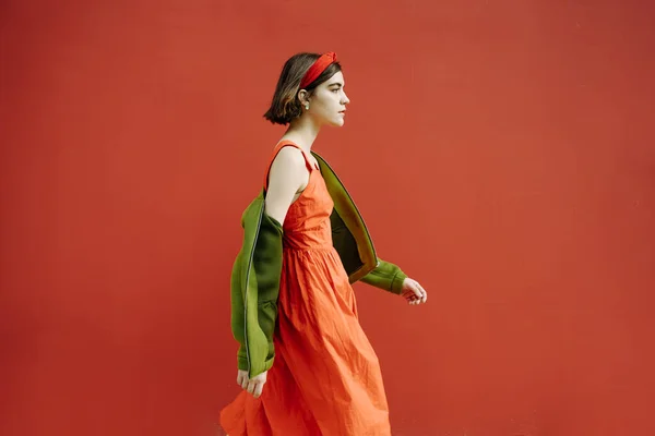 Röda Och Gröna Fina Kläder Elegant Flicka Promenader Titta Sidan — Stockfoto