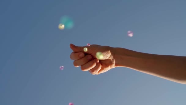 Romantico Video Sfondo Amore Umore Mano Gocce Colorate Perline Plastica — Video Stock