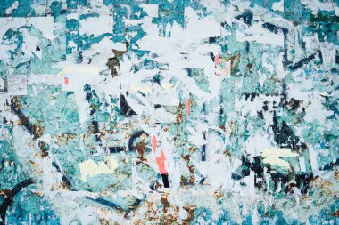 Üzerinde arta kalan kağıt afişleriyle mavi paslı doku tahtası. Zaman katmanı. Artistik arka plan, çizgiler ve çizikler. Poster ve pankart katmanı yalan makinesinin reklamını yapıyor. 