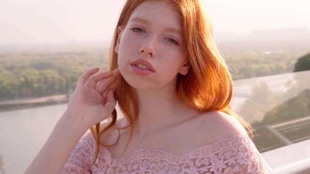 Καταπληκτικό Όμορφο Κορίτσι Τζίντζερ Νέα Ομορφιά Κοιτάζοντας Κάμερα Ονειρική Αγγίζοντας — Αρχείο Βίντεο