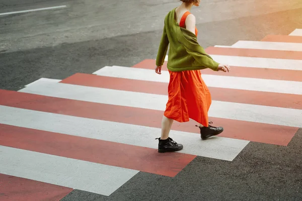 Menina Vestido Vermelho Casaco Verde Cruza Estrada Uma Travessia Pedestre — Fotografia de Stock