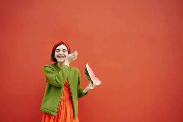 Glücklich Brünettes Mädchen Bob Schnitt Frisur Rotes Kleid Und Grüne — Stockfoto