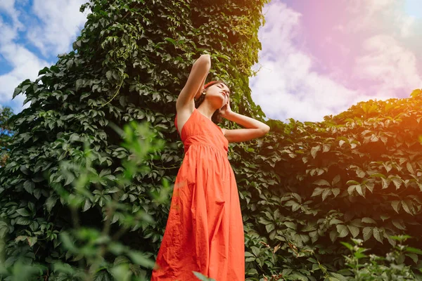 Mooi Dromerig Jong Meisje Rode Jurk Groene Tuinbomen Achtergrond Gesloten — Stockfoto