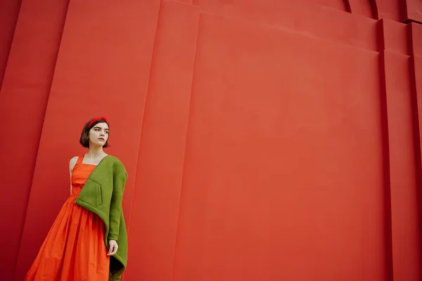 Drömmande Vacker Ung Flicka Röd Klänning Och Grön Jacka Drömmer — Stockfoto