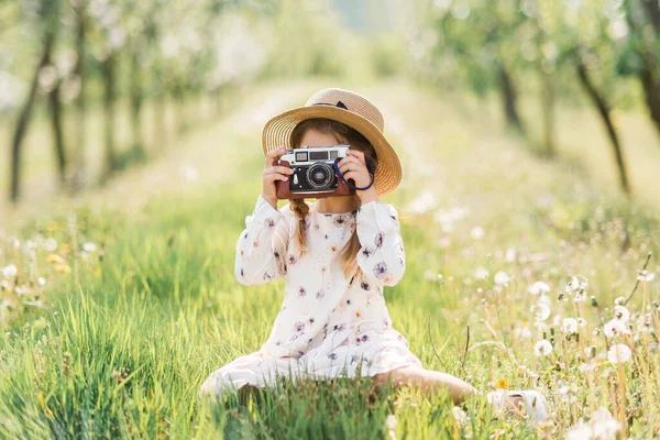 Дівчинка Фотоапаратом Сидить Природі Маленька Дівчинка Робить Фотографії Вінтажним Фотоапаратом — стокове фото