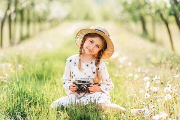 Літня Фотографія Маленькою Дівчинкою Дитина Фотоапаратом Природі — стокове фото