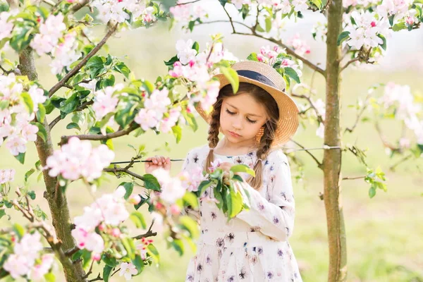 Mooi Meisje Een Hoed Het Voorjaar Bloemen — Stockfoto