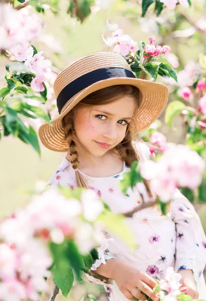 Mooi Meisje Een Hoed Het Voorjaar Bloemen — Stockfoto